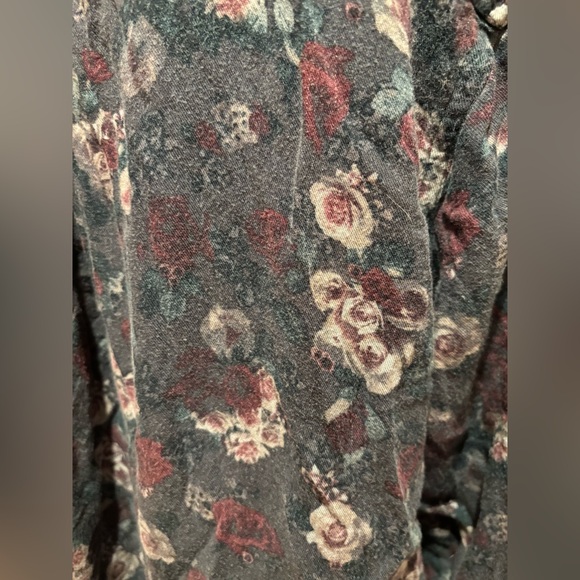 Rock Republic dark grey with floral design. V neck button up top size XL - Picture 10 of 10